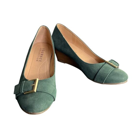Journee Collection Wedge Shoes Women 8 Green faux Suede 2" Wood Heel Gold Buckle - Picture 4 of 10